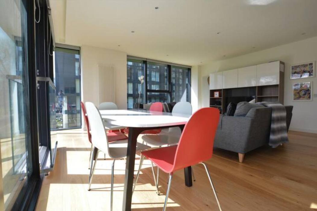The Simpson - Luxury 2 Bed - Private Parking *