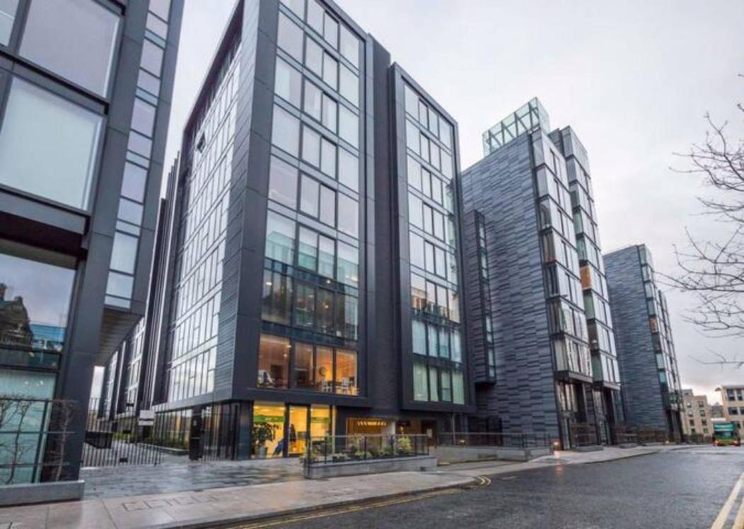 The Simpson - Luxury 2 Bed - Private Parking Apartment Edinburgh