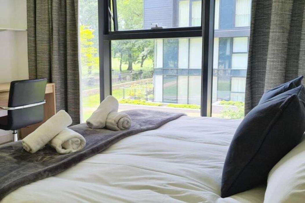 The Simpson - Luxury 2 Bed - Private Parking Apartment