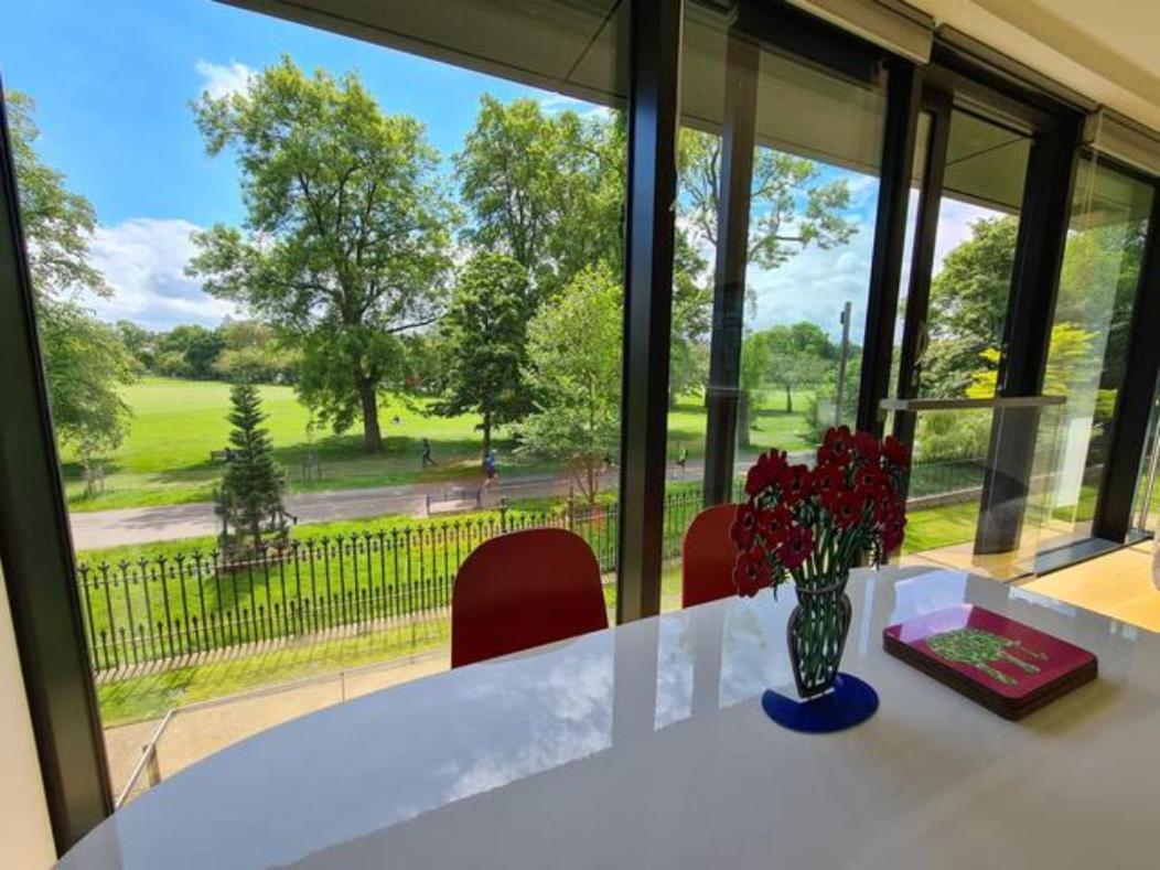 Apartment The Simpson - Luxury 2 Bed - Private Parking *