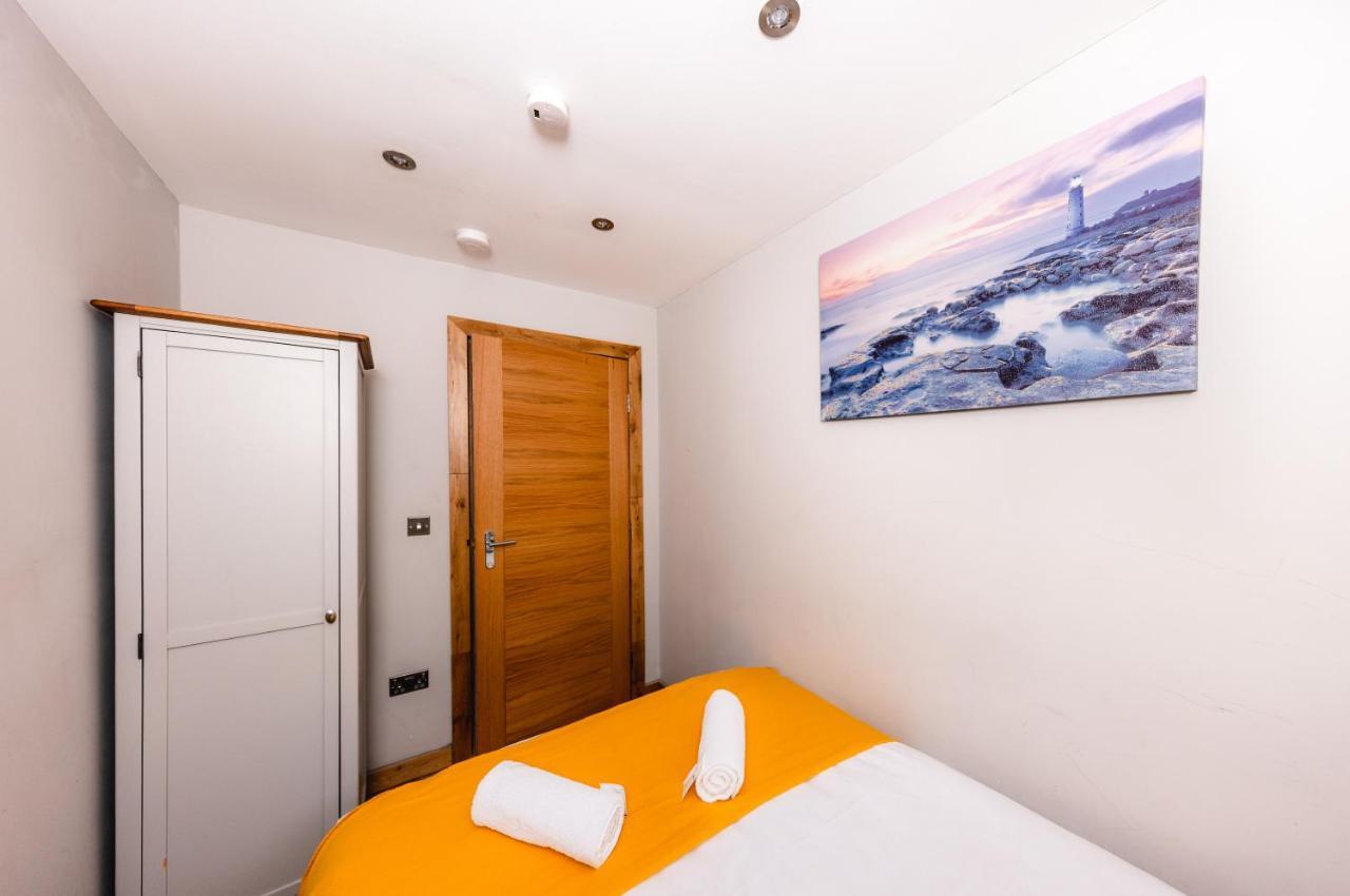 Superb Luxury Quality Central On Canal Edinburgh