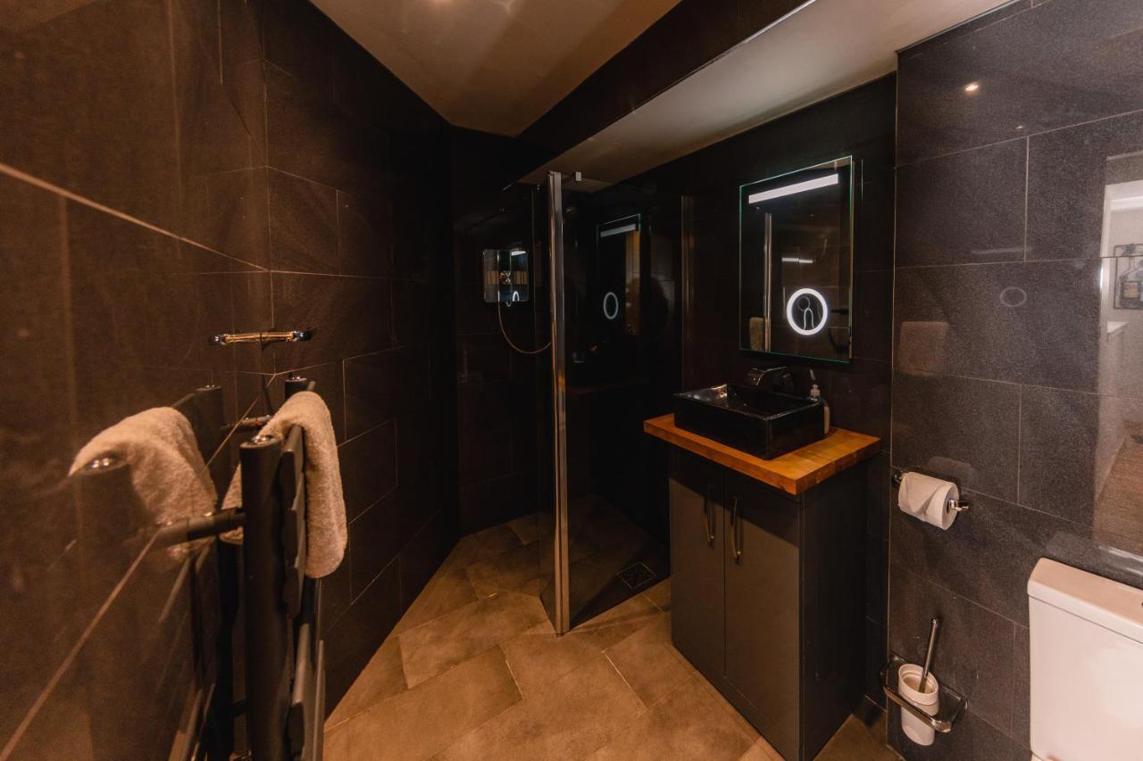 Superb Luxury Quality Central On Canal Apartment