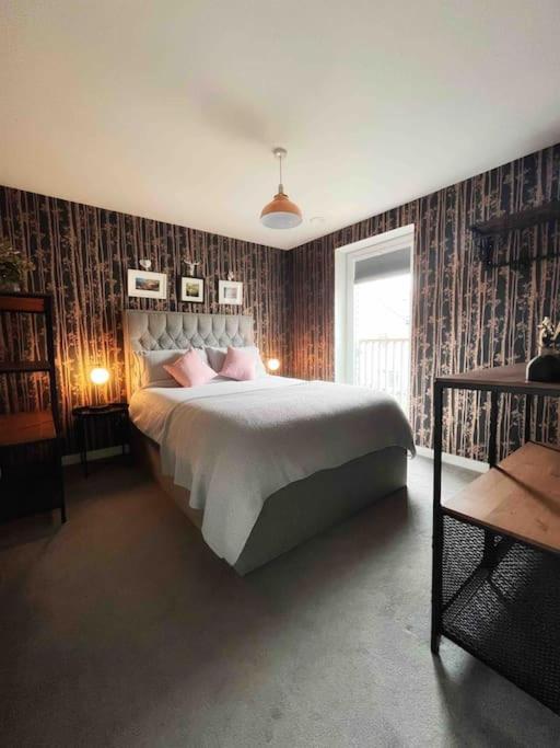 Gorgeous 3 Bed House Free Parking & Garden