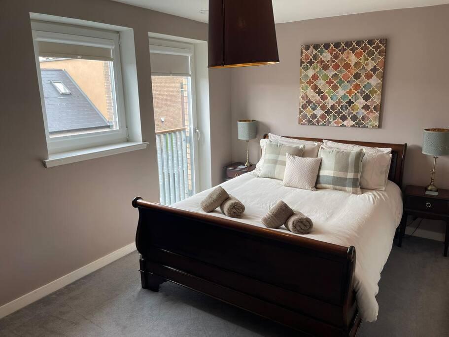 Gorgeous 3 Bed House Free Parking & Garden Holiday home