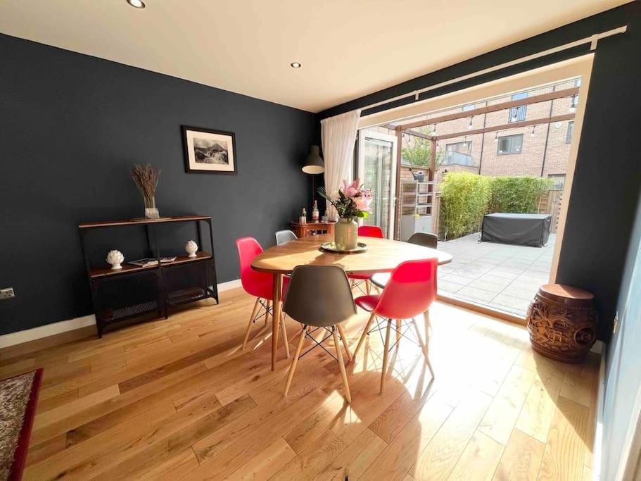 Gorgeous 3 Bed House Free Parking & Garden
