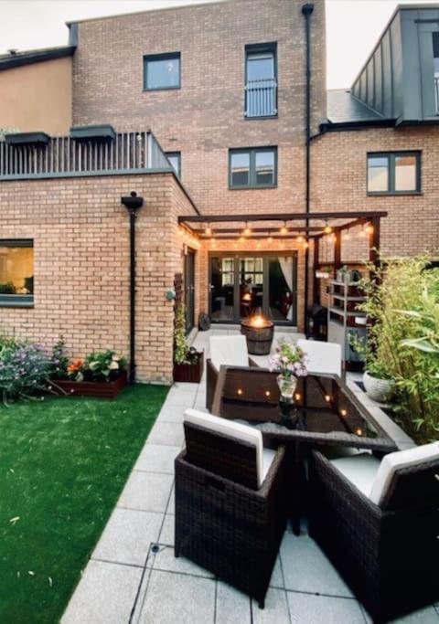Gorgeous 3 Bed House Free Parking & Garden *