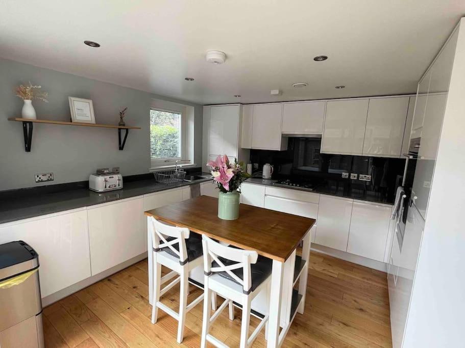 Gorgeous 3 Bed House Free Parking & Garden * Edinburgh