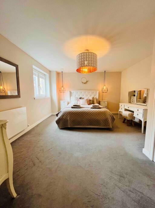 Gorgeous 3 Bed House Free Parking & Garden