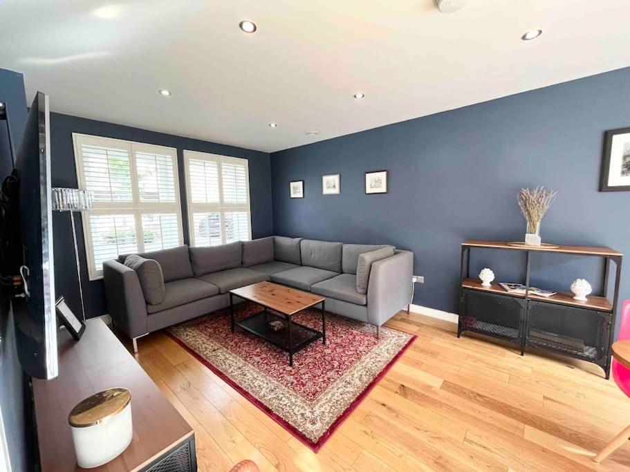 Gorgeous 3 Bed House Free Parking & Garden *