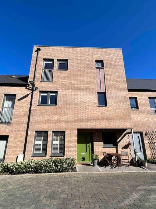 Gorgeous 3 Bed House Free Parking & Garden Holiday home *