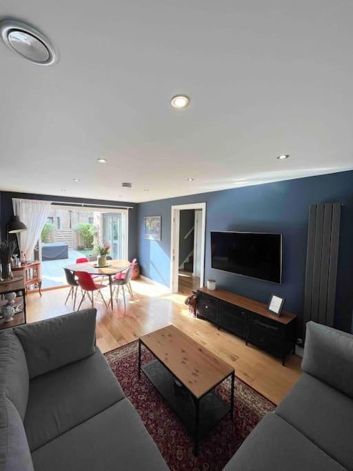 Gorgeous 3 Bed House Free Parking & Garden Holiday home