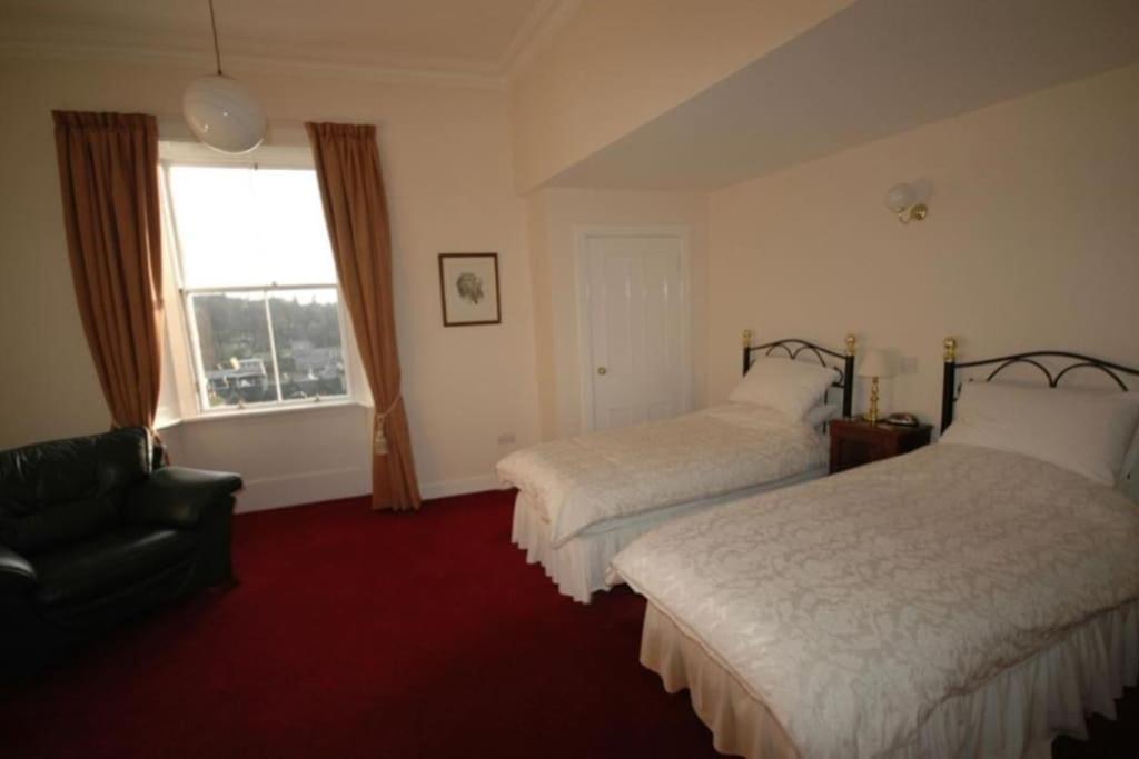 Lovely 2 Bed Flat Located Next To Castle Edinburgh
