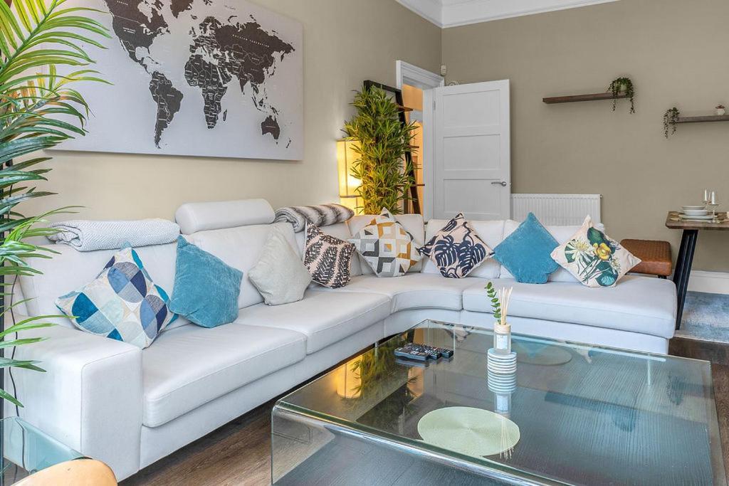Stylish Elegance In City's Heart Apartment *