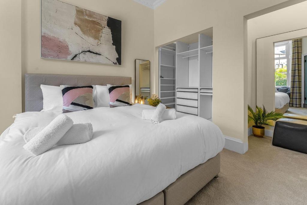 Stylish Elegance In City's Heart Apartment