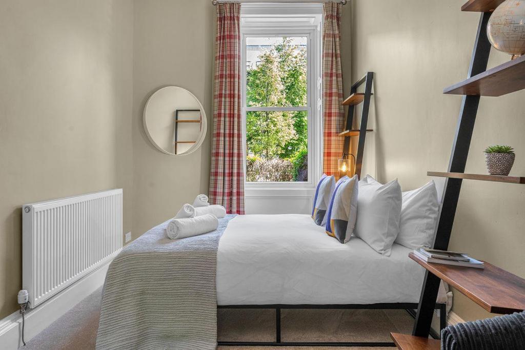 Stylish Elegance In City's Heart Apartment