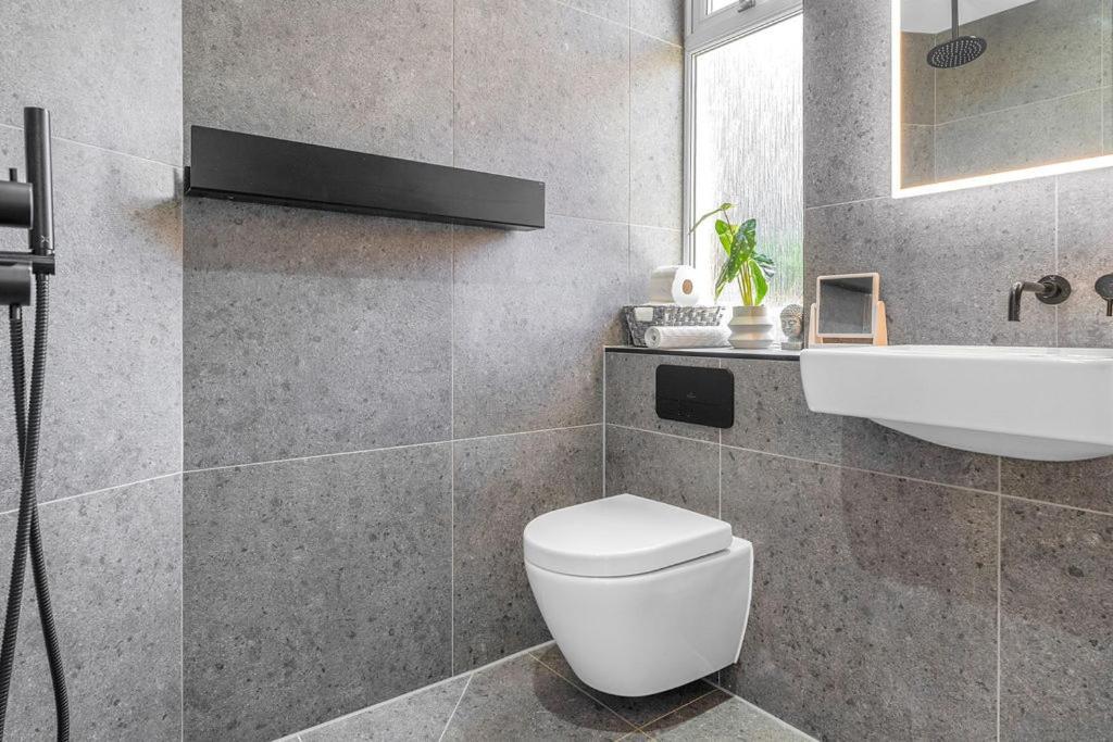 Stylish Elegance In City's Heart Apartment