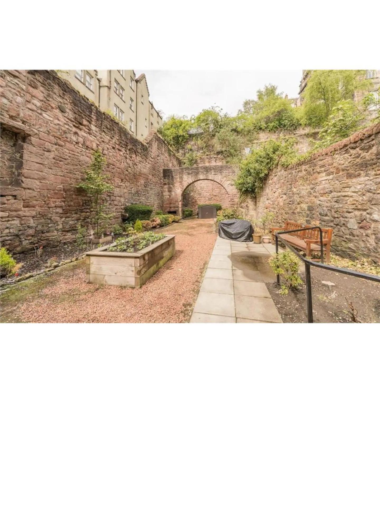 3 Bedrooms Flat In Old Town Sleeps 6 Edinburgh