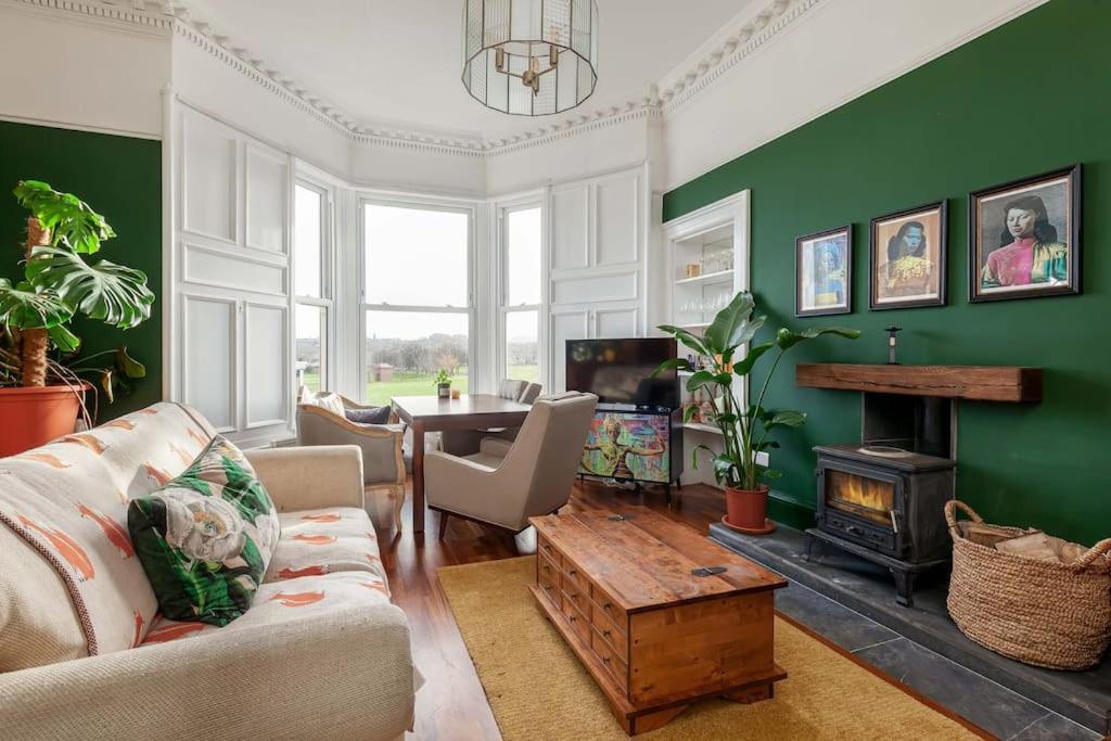 Beautiful Victorian Close To The Botanical Gardens, Free Parking! Apartment