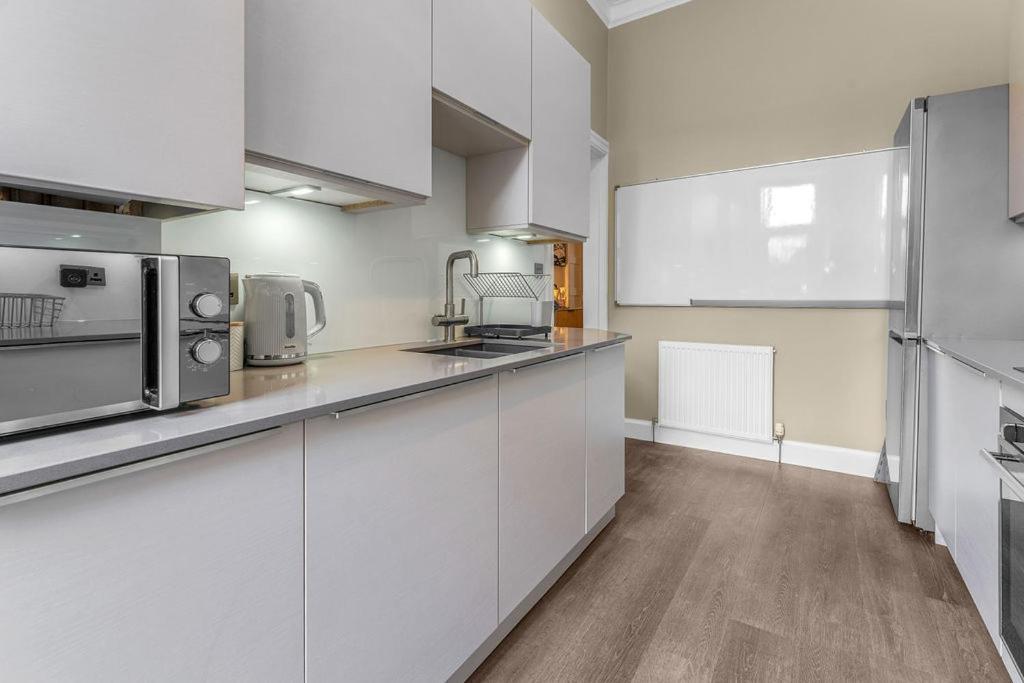 Stylish Elegance In City's Heart Apartment