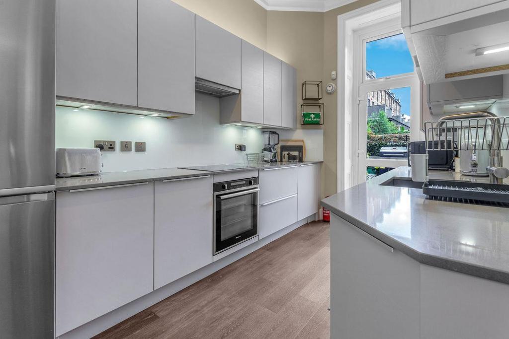 Stylish Elegance In City's Heart Apartment *