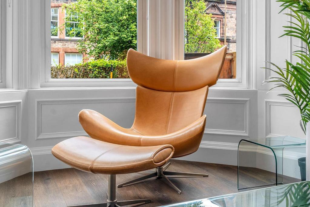 Stylish Elegance In City's Heart Apartment