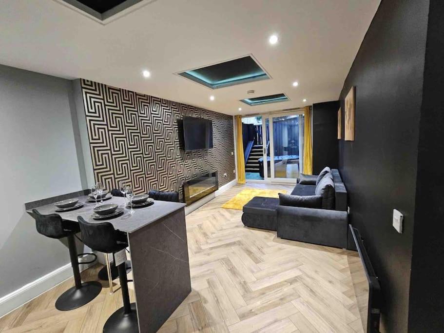 Murrayfield Stadium Basement - 3 Bed 3 Bath Apartment EDI
