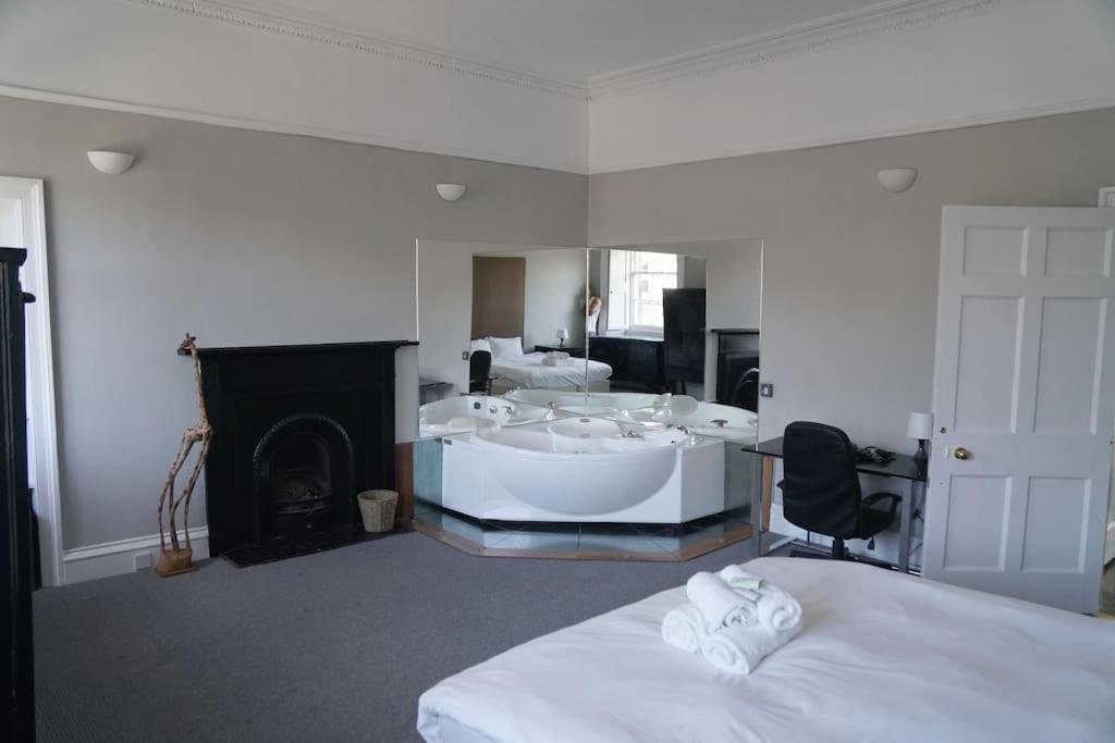Prime Centre - 4 Bed Penthouse Apartment *