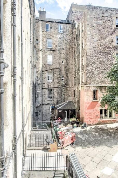 Modern Flat With Views By The Royal Mile