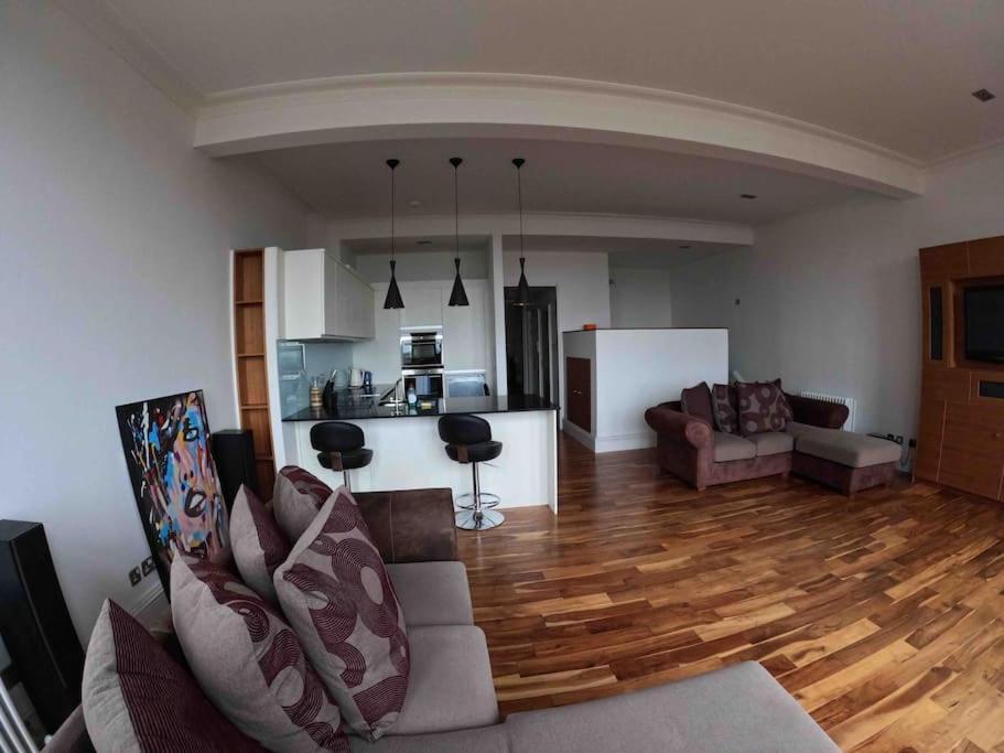 Modern Flat With Views By The Royal Mile Edinburgh