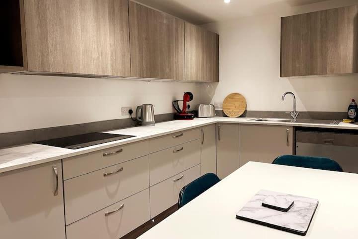 Lovely 3 Bedroom With Private Garden In Centre Apartment *