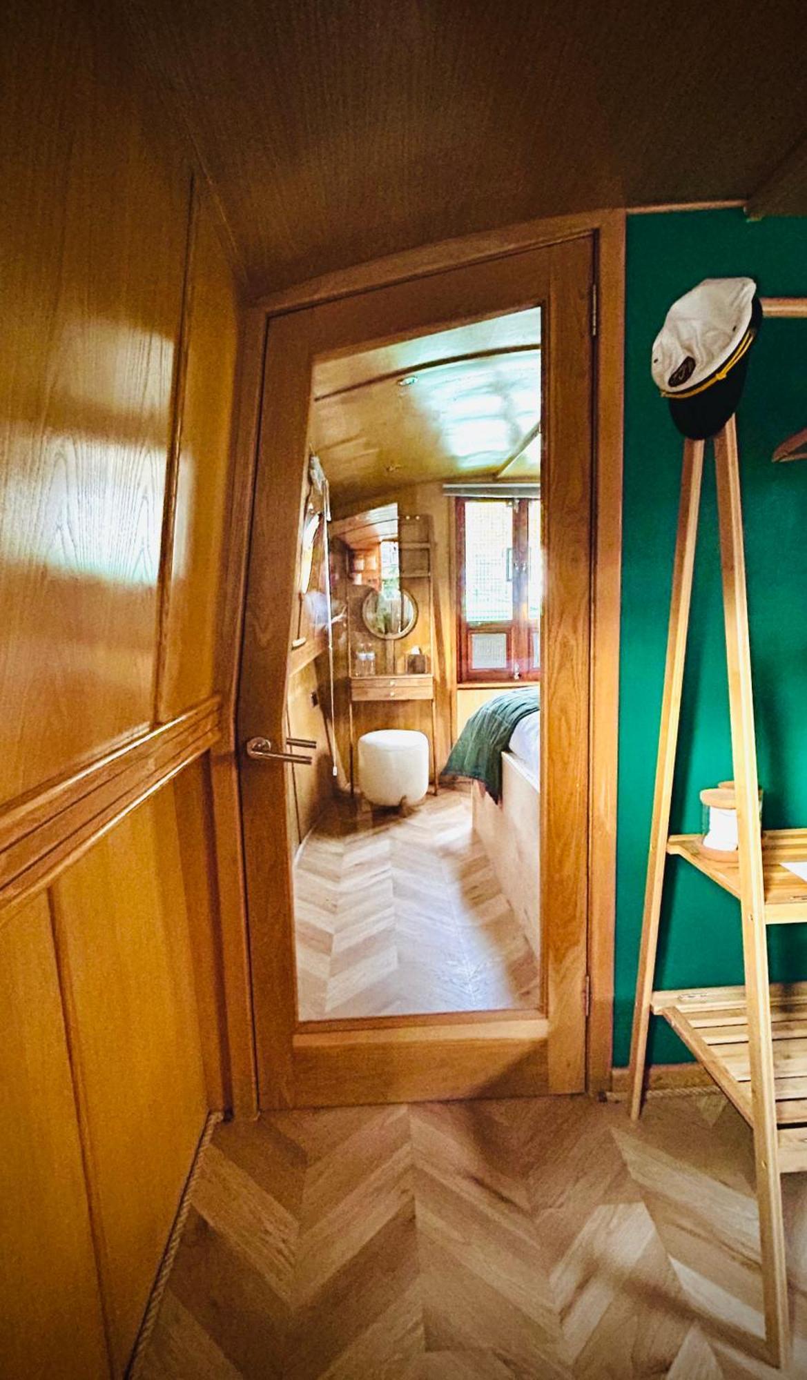 - Houseboats EDI