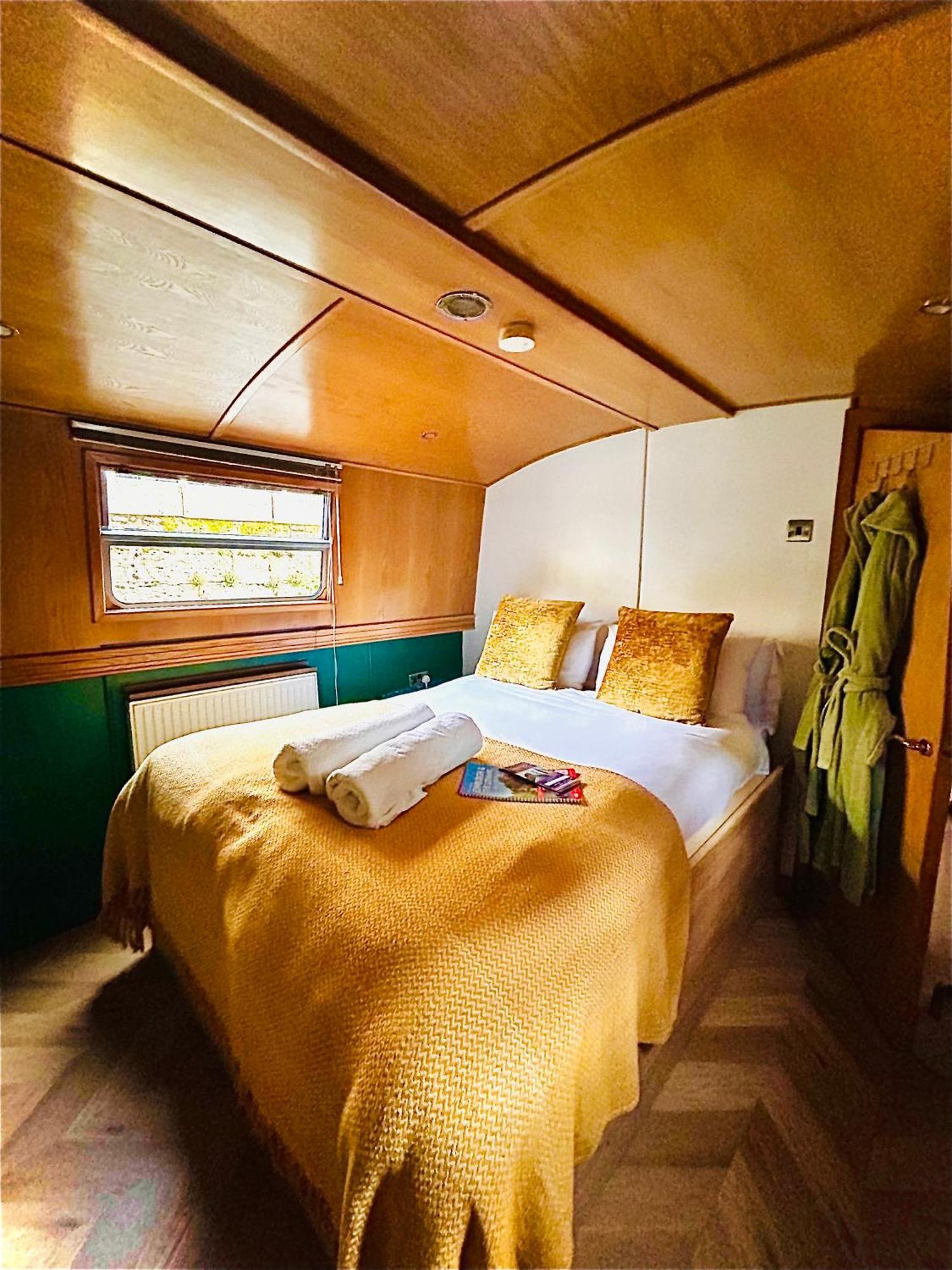 - Houseboats Botel EDI