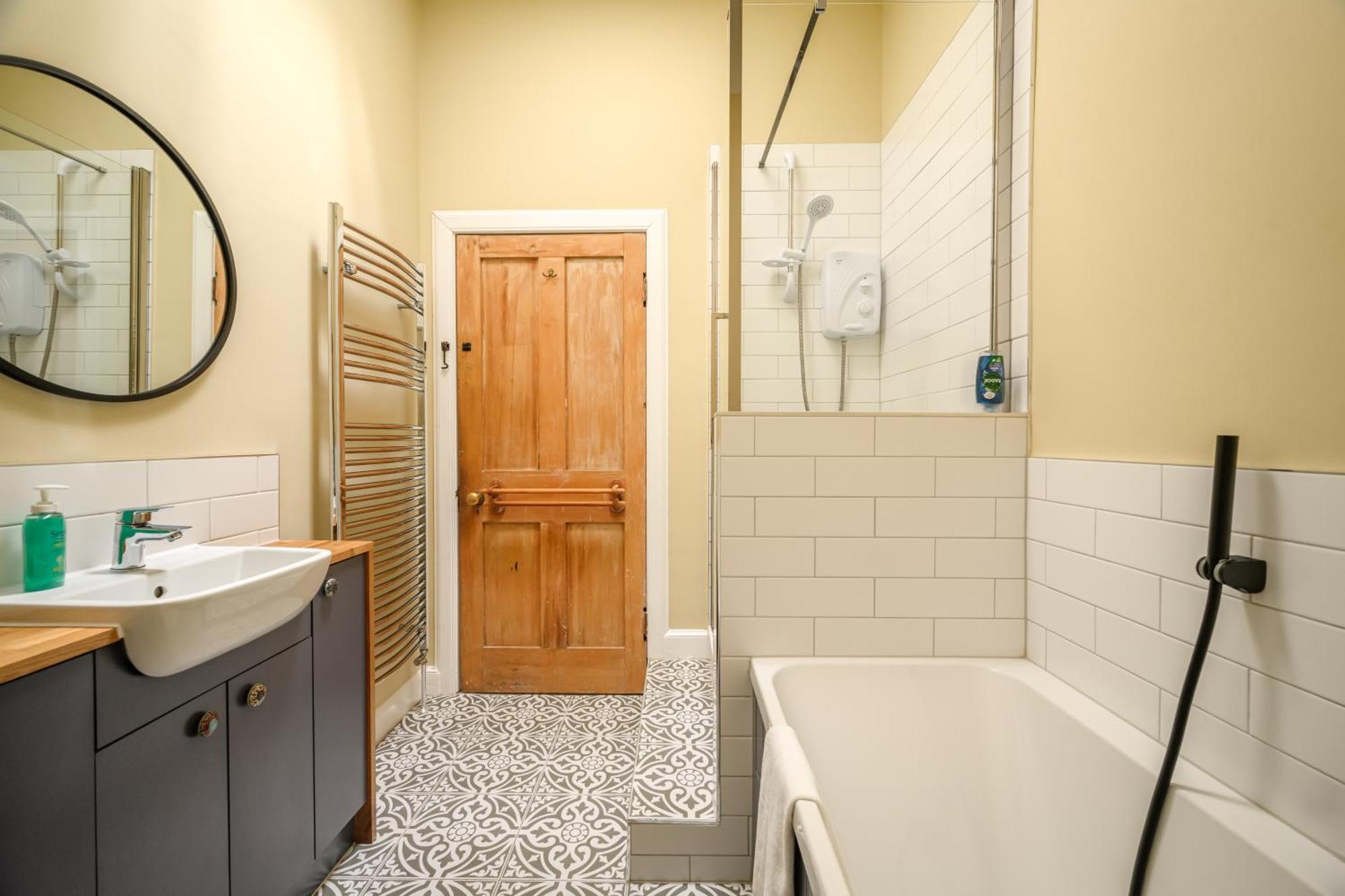 Apartment 5-br 3-bth Newington - Modern & Spacious