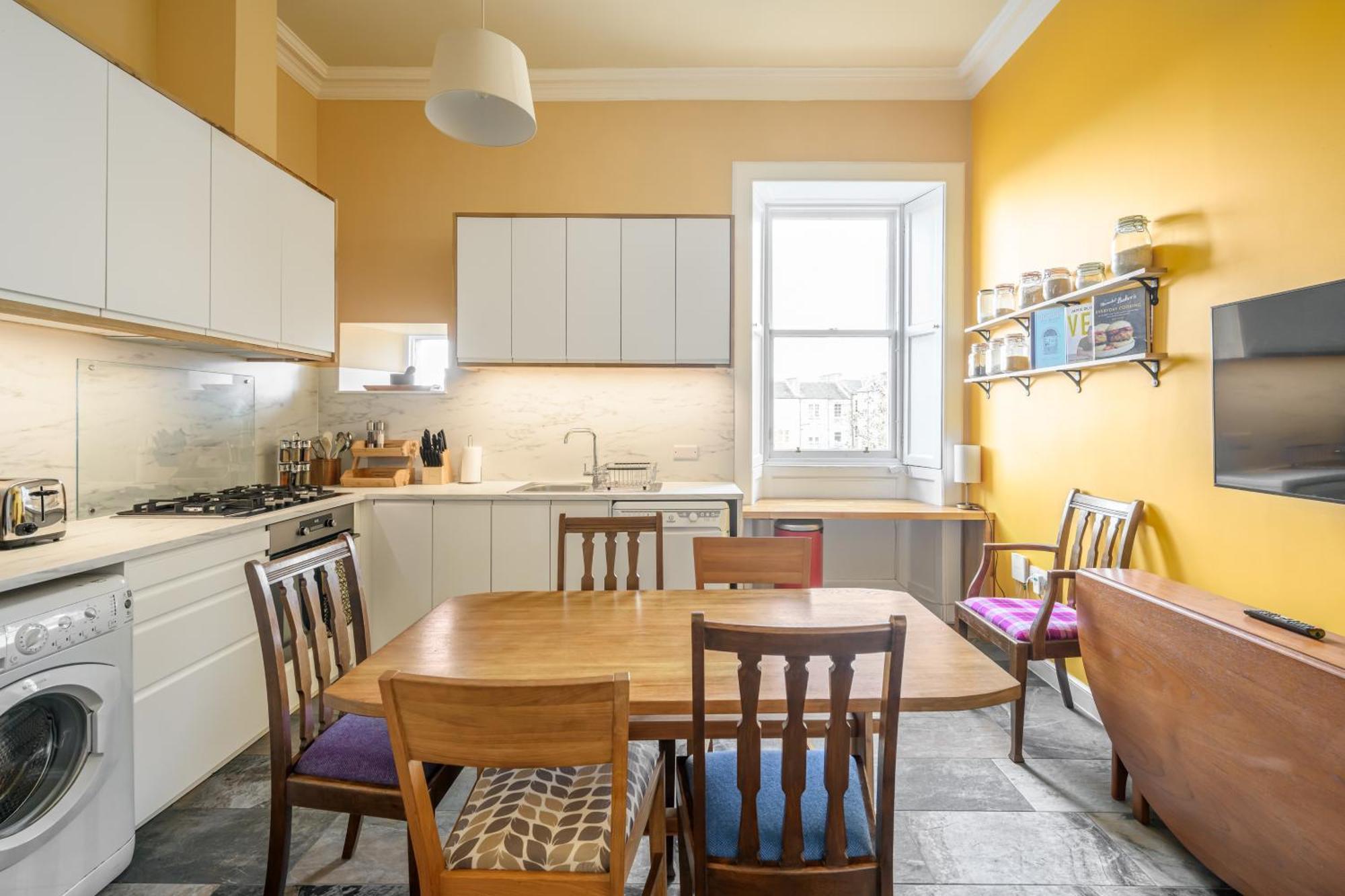 5-br 3-bth Newington - Modern & Spacious Apartment