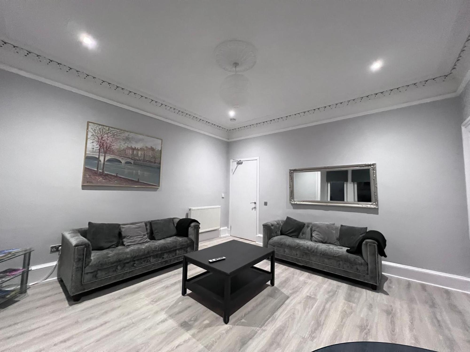 Lovely 4 Bedroom 2nd Floor Walk Up * Edinburgh