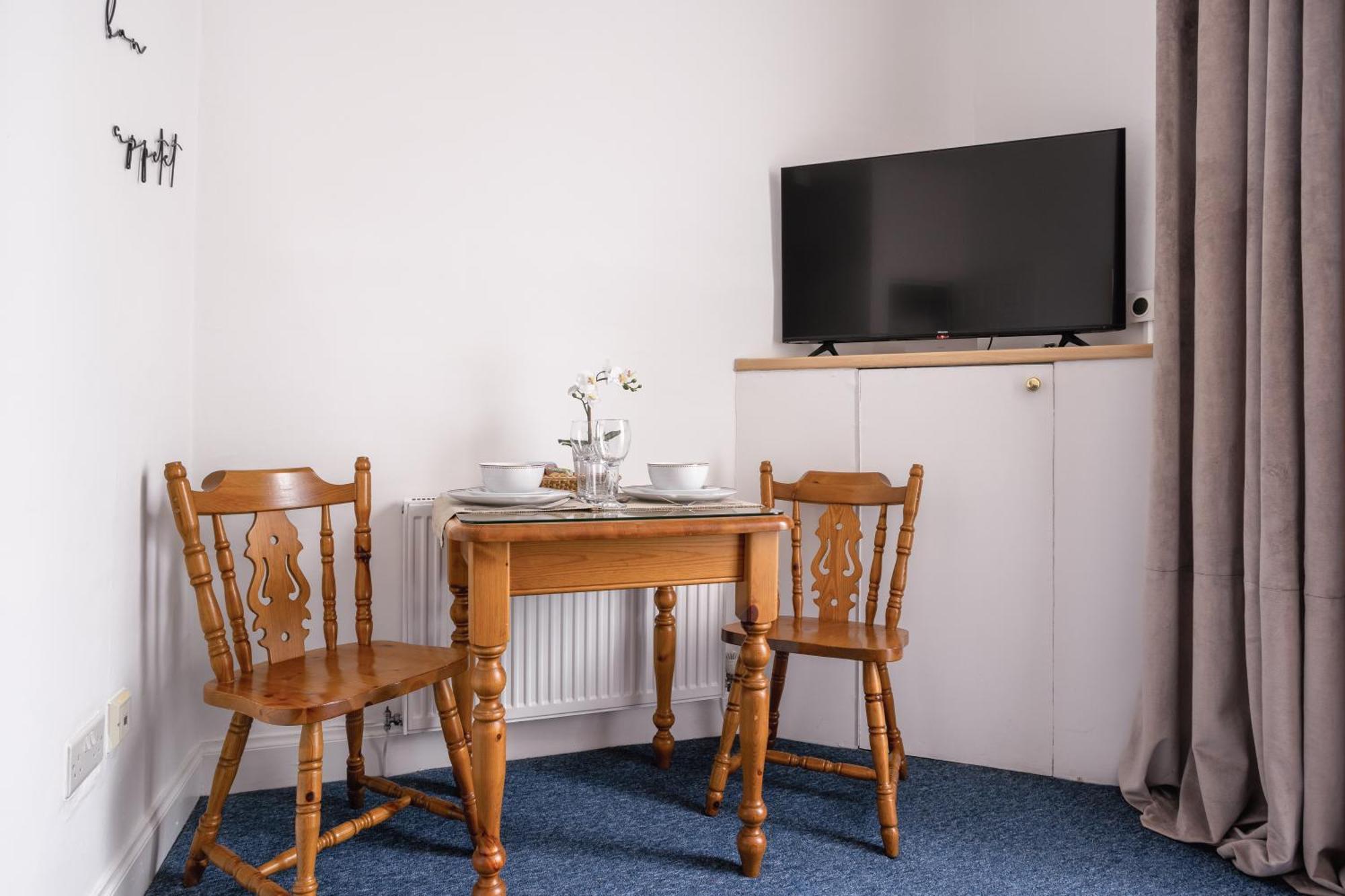 Apartment Stylish Flat Steps From Haymarket Station Edinburgh