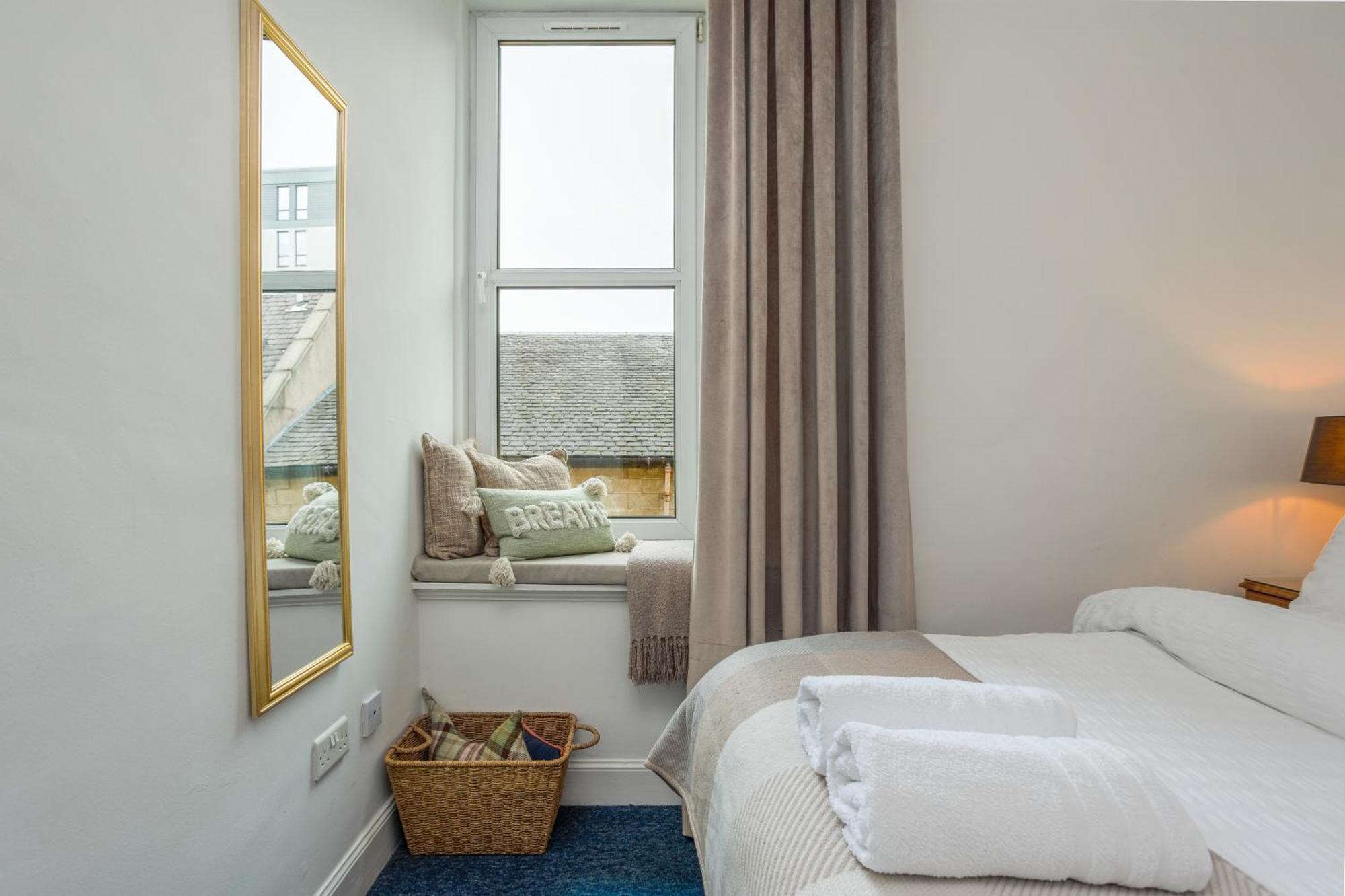 Stylish Flat Steps From Haymarket Station *