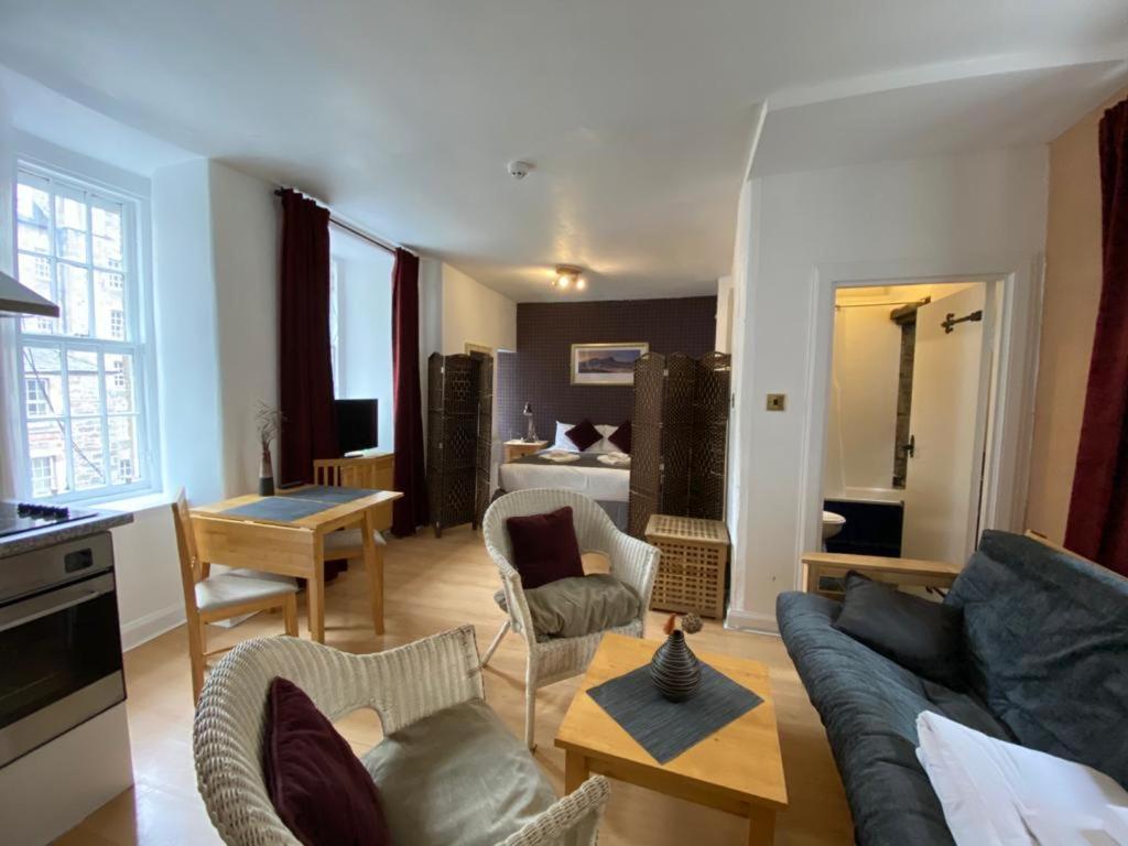 Royal Mile By The Castle Aparthotel 5*