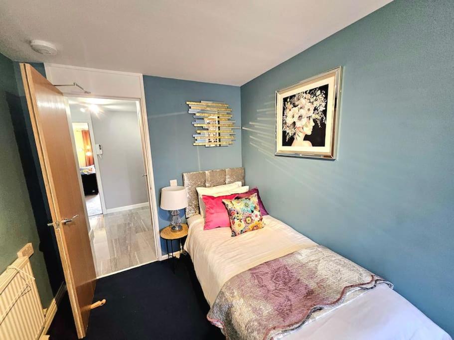 Lovely 3 Bedroom By Sensational Short Lets & Service With 6 Beds Apartment *