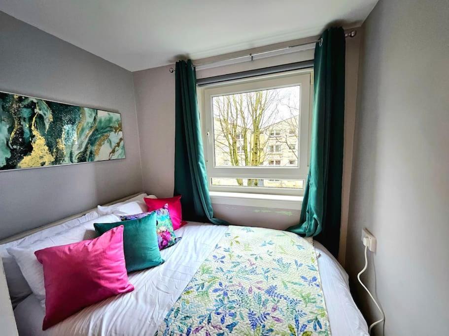 Apartment Lovely 3 Bedroom By Sensational Short Lets & Service With 6 Beds *
