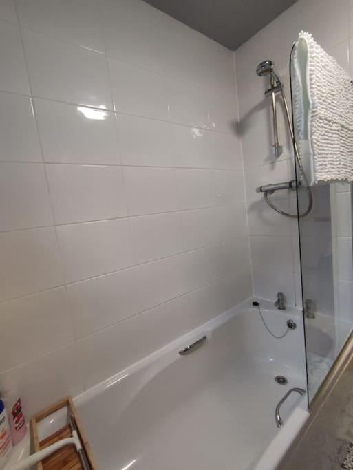 Apartment Flat With Balcony. Parking Included. Edinburgh