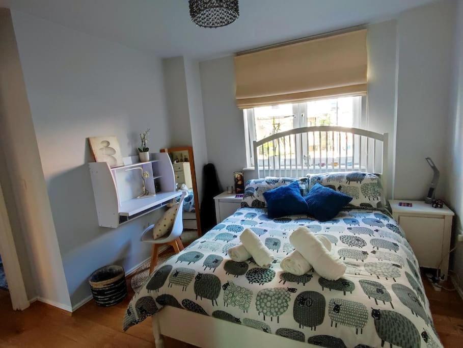 Apartment Flat With Balcony. Parking Included. Edinburgh
