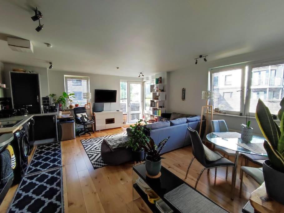 Flat With Balcony. Parking Included. Apartment Edinburgh