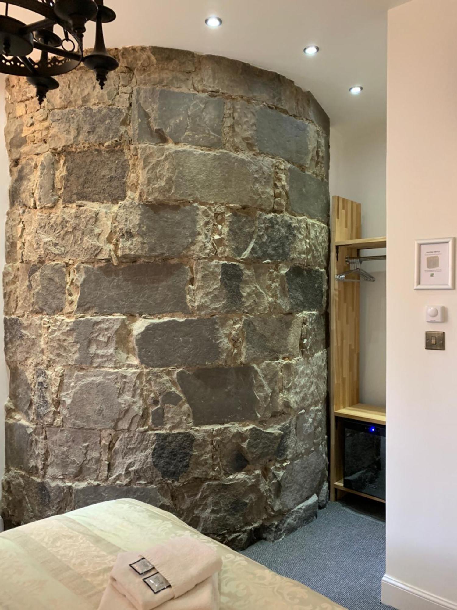 Aparthotel Royal Mile By The Castle 5*