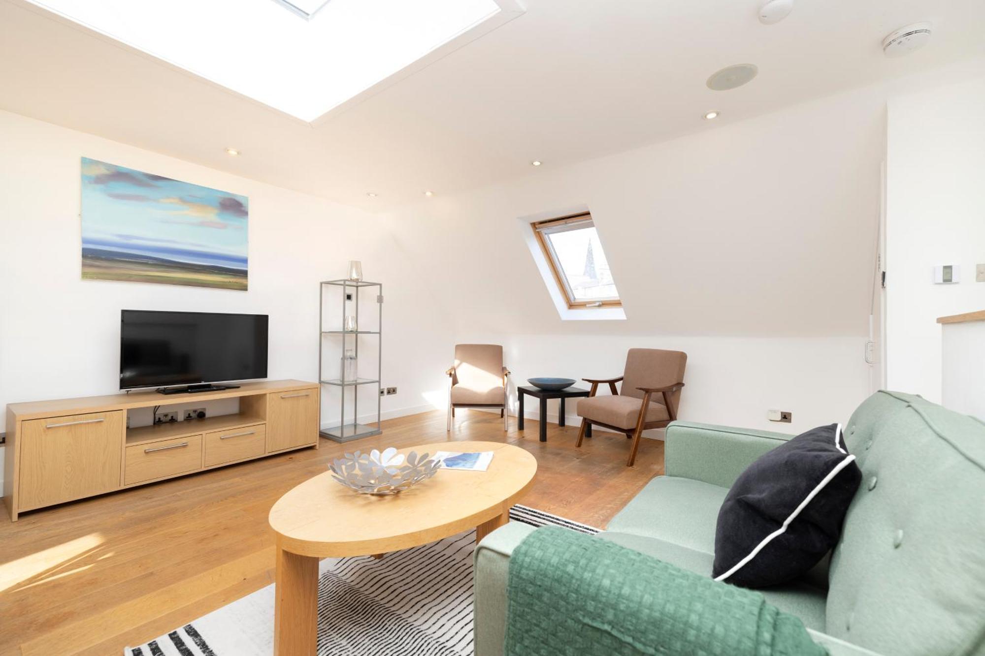Joivy Chic 2-br Flats Near Castle EDI