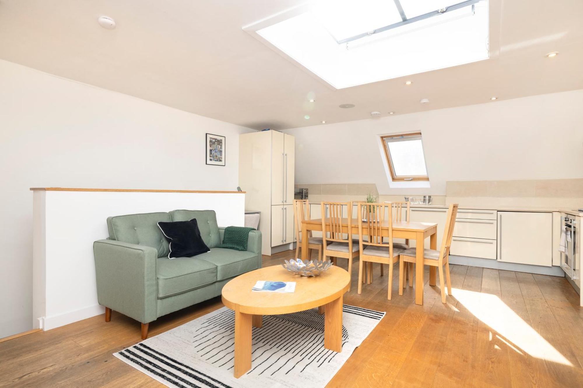 Joivy Chic 2-br Flats Near Castle * EDI
