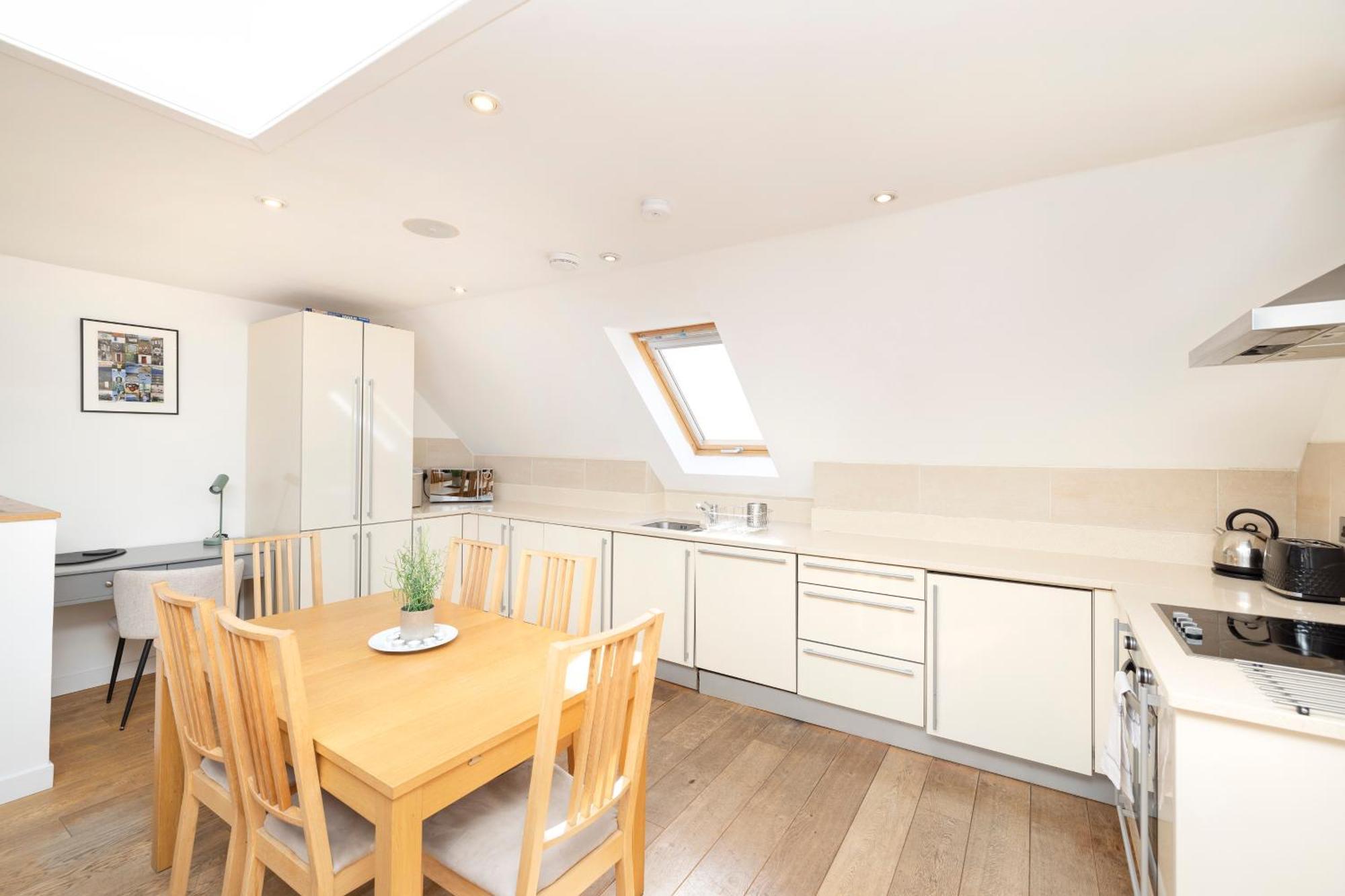 Joivy Chic 2-br Flats Near Castle EDI