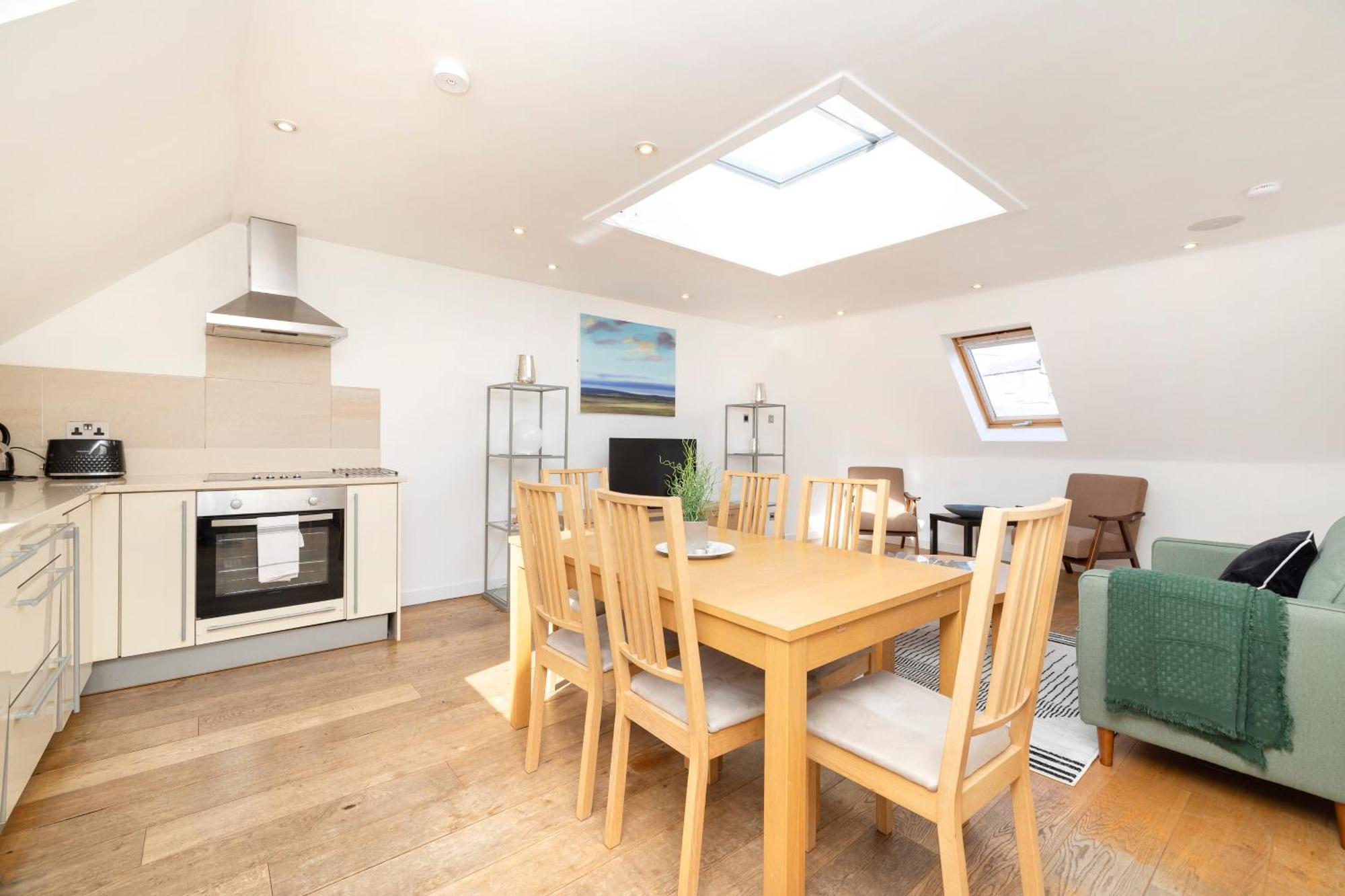 Joivy Chic 2-br Flats Near Castle * Edinburgh