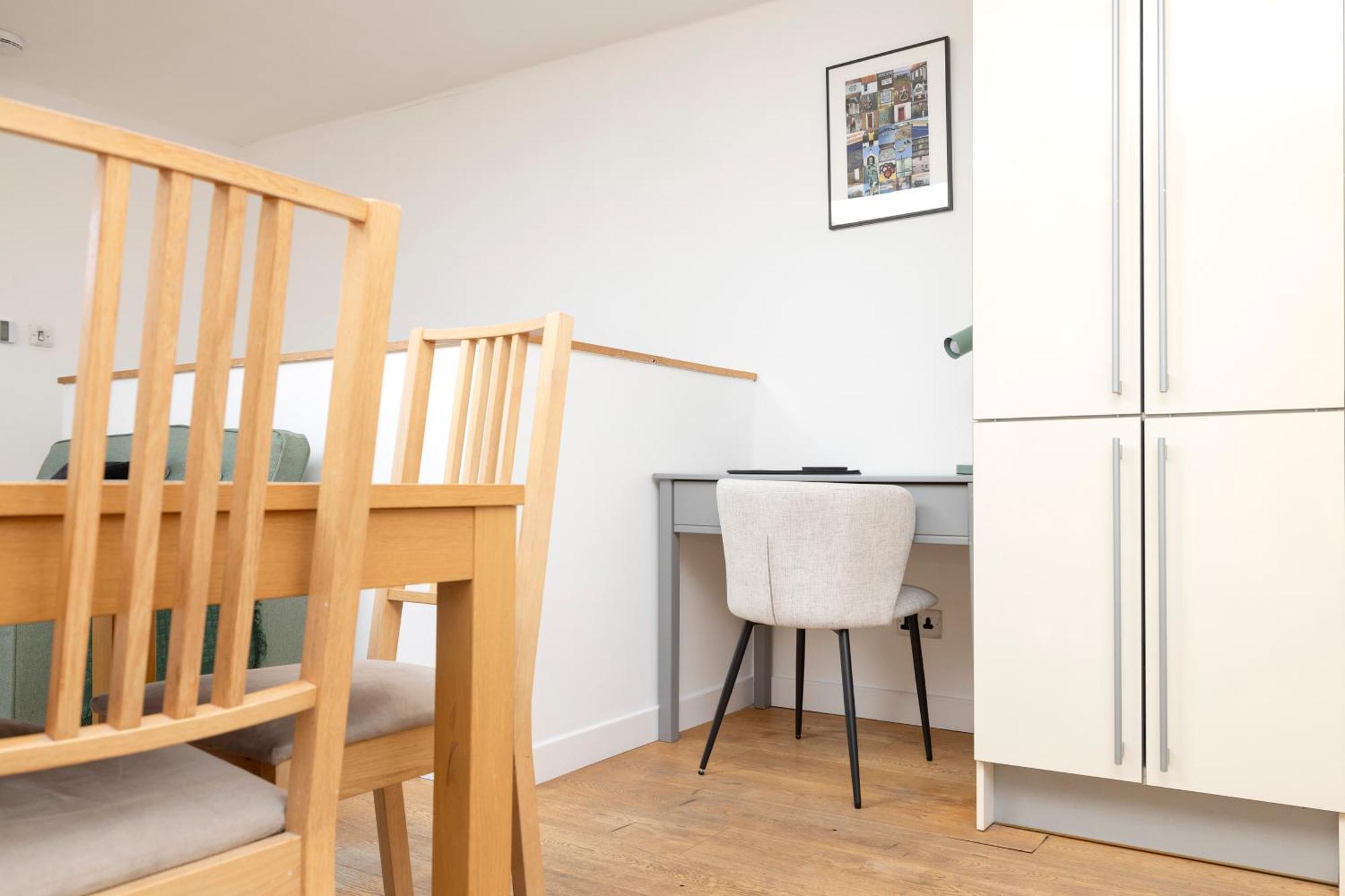 Joivy Chic 2-br Flats Near Castle Apartment EDI