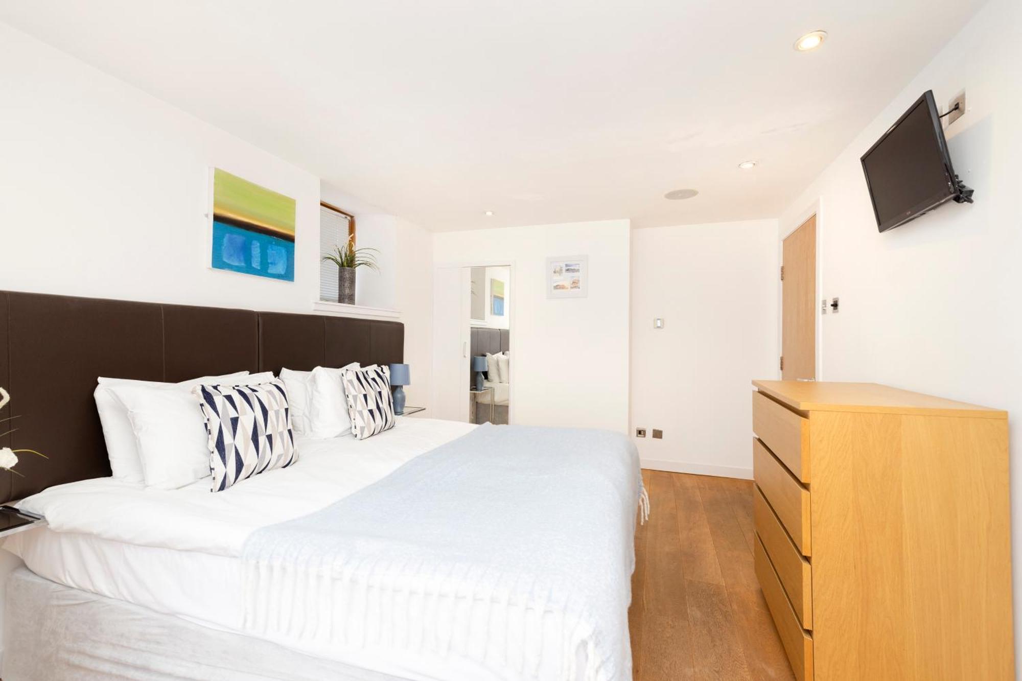 Joivy Chic 2-br Flats Near Castle EDI